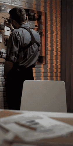 El detective le muestra la información recolectada en la investigación privada que realizo